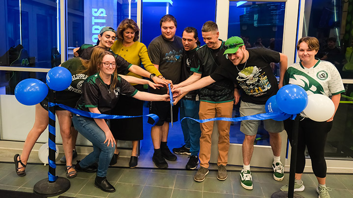 Students and SRU President Karen Riley cutting the ribbon at the esports room.