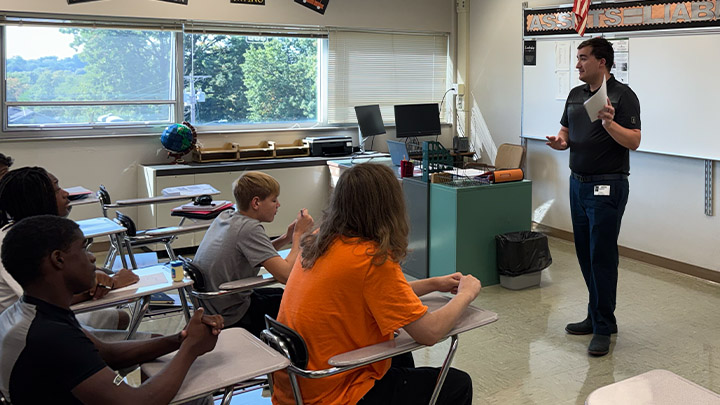 SRU alumnus Jacob Yudt, '23, talks with Sharon High School students during their Q Academy class.