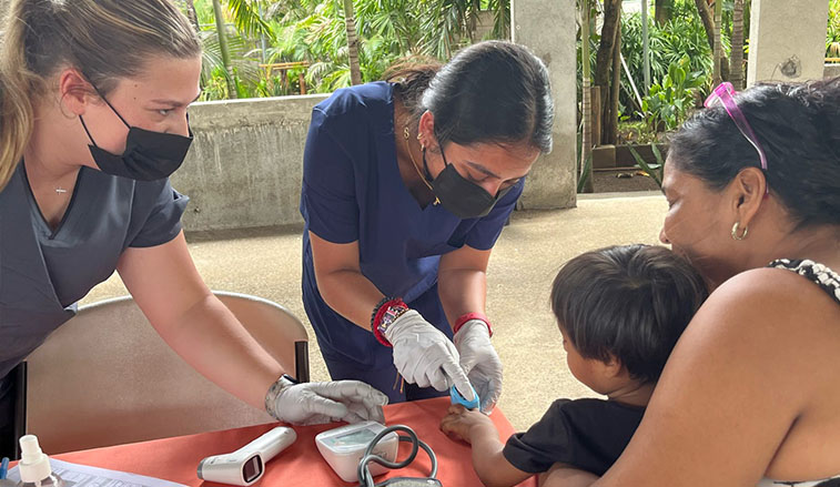 Students provide health care to a Costa Rican family