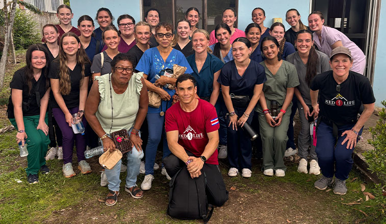 Group of students in Costa Rica